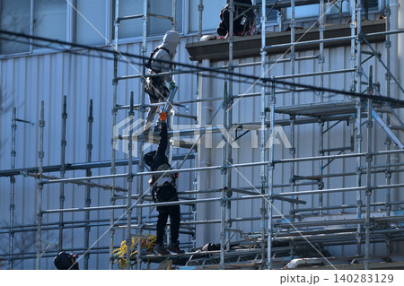 大規模修繕 塗装工事 仮設足場の組み立て現場 大規模修繕 塗装工事 仮設足場の組み立て現場 140283129