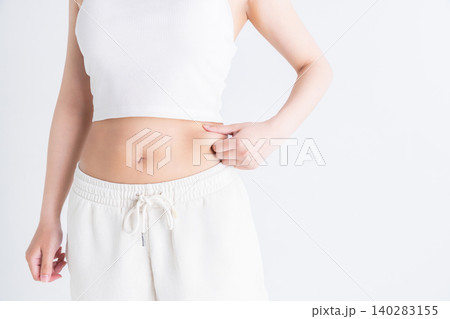 お腹の贅肉を気にする女性 お腹の贅肉を気にする女性 140283155