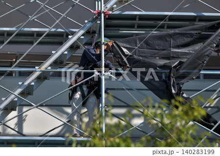 マンション大規模修繕 仮設足場組立 養生シート設置作業風景 マンション大規模修繕 仮設足場組立 養生シート設置作業風景 140283199