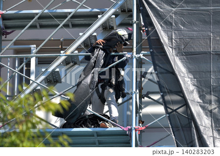 マンション大規模修繕 仮設足場組立 養生シート設置作業風景 マンション大規模修繕 仮設足場組立 養生シート設置作業風景 140283203