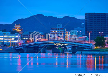 夜に向かう島根県松江市の宍道湖大橋(松江城,殿町,魚町) 夜に向かう島根県松江市の宍道湖大橋(松江城,殿町,魚町) 140283399