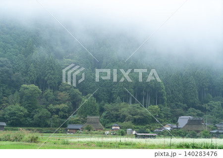 雨の美山茅葺きの里 雨の美山茅葺きの里 140283476