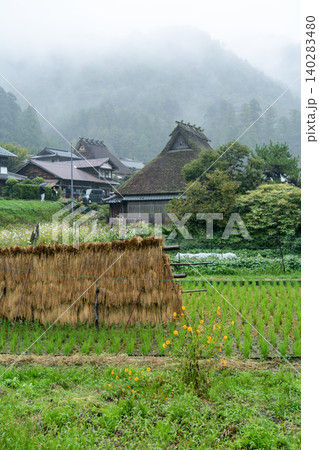雨の美山茅葺きの里 雨の美山茅葺きの里 140283480