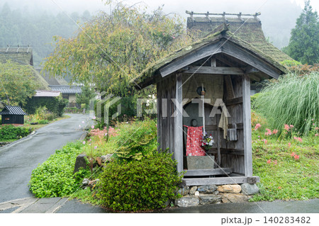 雨の美山茅葺きの里 お地蔵さま 雨の美山茅葺きの里 お地蔵さま 140283482