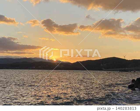 初日の出に照らされる海と橋のシルエット 初日の出に照らされる海と橋のシルエット 140283813