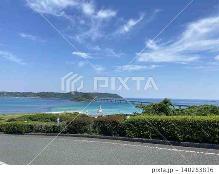 高台から見下ろすコバルトブルーの海と遠くへ続く橋 高台から見下ろすコバルトブルーの海と遠くへ続く橋 140283816