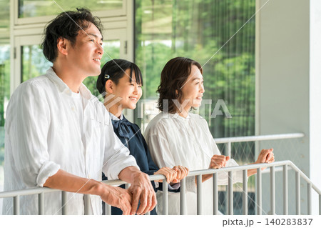 笑顔の仲良しの家族写真（核家族・親子・両親・娘） 140283837