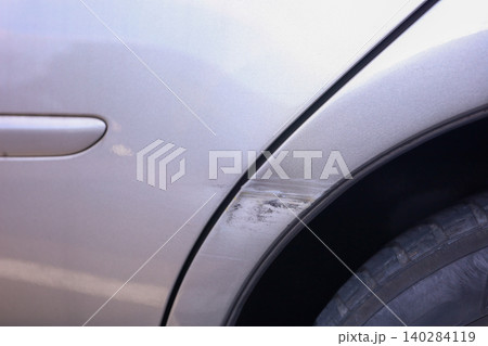 自動車フェンダーのあたり傷と擦り傷のクローズアップ 自動車フェンダーのあたり傷と擦り傷のクローズアップ 140284119