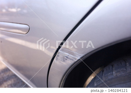 自動車フェンダーのあたり傷と擦り傷のクローズアップ 自動車フェンダーのあたり傷と擦り傷のクローズアップ 140284121