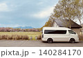 春の残雪残る山と満開の桜の木の前にある白いキャンピングカーの花 140284170