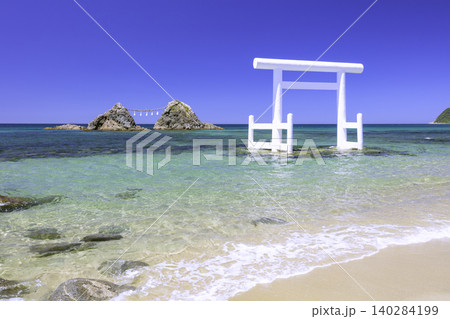 二見ヶ浦の透明感あふれる美しい海と白い鳥居と夫婦岩（福岡県糸島市） 140284199