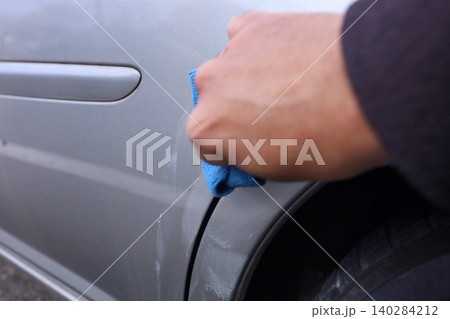 自動車フェンダーの擦り傷をコンパウンドで磨く作業 自動車フェンダーの擦り傷をコンパウンドで磨く作業 140284212