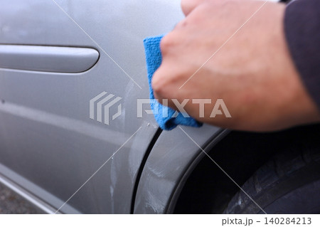 自動車フェンダーの擦り傷をコンパウンドで磨く作業 140284213