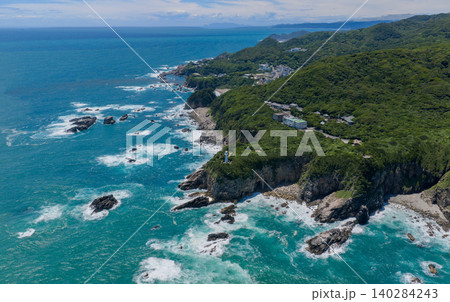 高知県・足摺岬周辺の岩礁海岸と太平洋を望む空撮風景 140284243