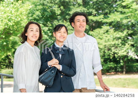 笑顔の仲良しの家族写真(核家族・親子・両親・娘) 笑顔の仲良しの家族写真(核家族・親子・両親・娘) 140284258