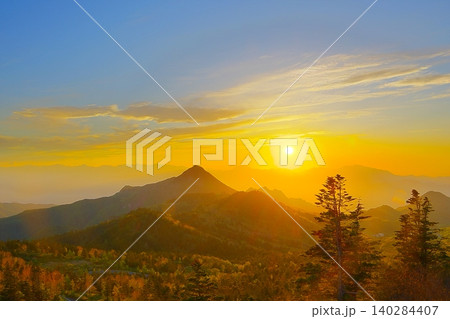 信州のサンセットポイント横手山から望む笠ヶ岳と夕陽の景色 Ver1 信州のサンセットポイント横手山から望む笠ヶ岳と夕陽の景色 Ver1 140284407