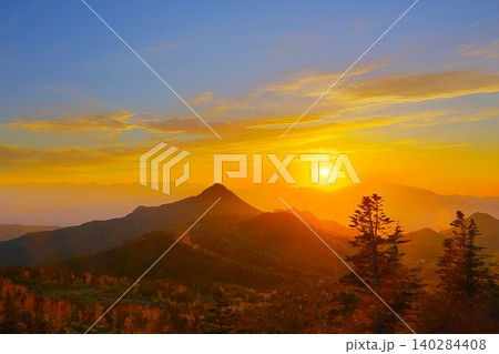 信州のサンセットポイント横手山から望む笠ヶ岳と夕陽の景色 Ver2 信州のサンセットポイント横手山から望む笠ヶ岳と夕陽の景色 Ver2 140284408