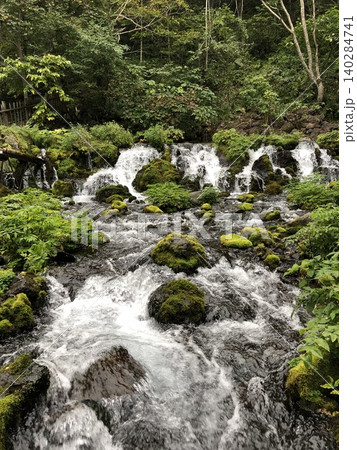 苔むす岩間を流れる清流と新緑の渓谷風景 140284741