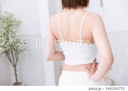 白いタンクトップを着た女性の後ろ姿 白いタンクトップを着た女性の後ろ姿 140284755
