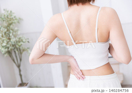 白いタンクトップを着た女性の後ろ姿 白いタンクトップを着た女性の後ろ姿 140284756