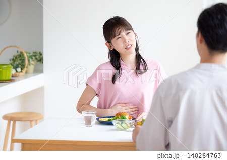 ファミリー 自宅で食事をする男女 ファミリー 自宅で食事をする男女 140284763