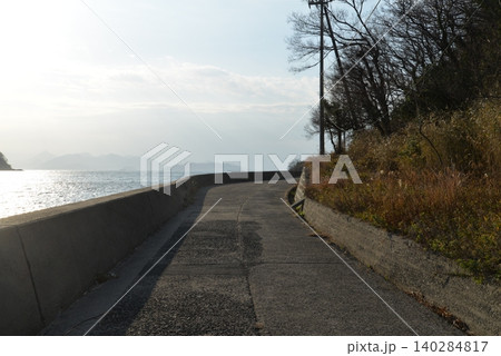 佐柳島の県道（香川県多度津町） 140284817