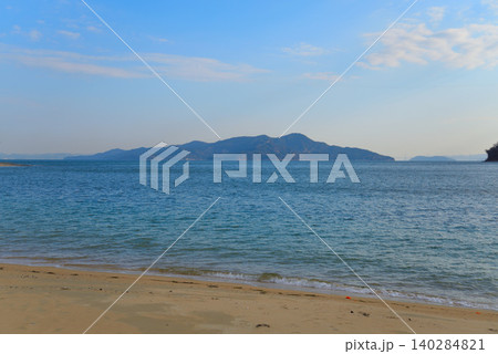 佐柳島の海岸（香川県多度津町） 140284821
