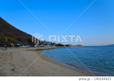 佐柳島の海岸（香川県多度津町） 140284823