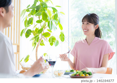 昼飲み　家飲み　お酒を飲んでいる男女 140284877