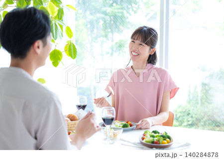 昼飲み　家飲み　お酒を飲んでいる男女 140284878