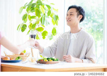 昼飲み　家飲み　お酒を飲んでいる男女 140284882