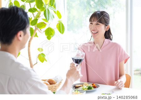 昼飲み　家飲み　お酒を飲んでいる男女 140285068