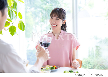 昼飲み 家飲み お酒を飲んでいる男女 昼飲み 家飲み お酒を飲んでいる男女 140285070