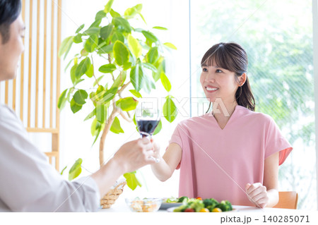 昼飲み　家飲み　お酒を飲んでいる男女 140285071