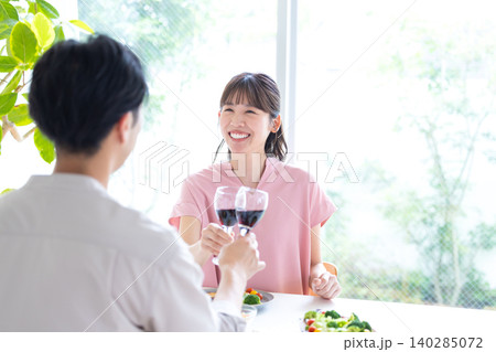 昼飲み　家飲み　お酒を飲んでいる男女 140285072