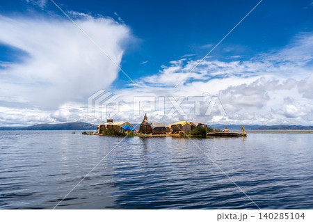Floating island "Uros Titino" on Lake Titicaca in Peru Floating island "Uros Titino" on Lake Titicaca in Peru 140285104