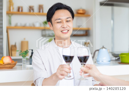 昼飲み 家飲み お酒を飲んでいる男女 昼飲み 家飲み お酒を飲んでいる男女 140285120