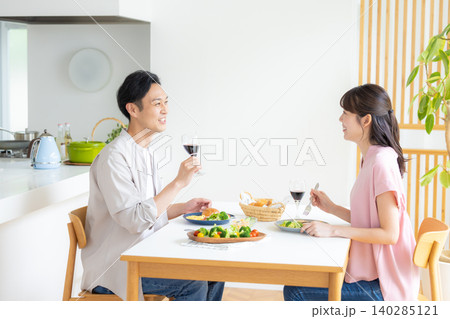 昼飲み 家飲み お酒を飲んでいる男女 昼飲み 家飲み お酒を飲んでいる男女 140285121