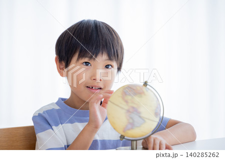地球儀を見ている男の子 地球儀を見ている男の子 140285262