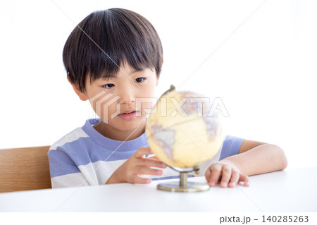 地球儀を見ている男の子 140285263