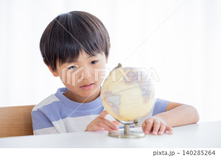 地球儀を見ている男の子 地球儀を見ている男の子 140285264