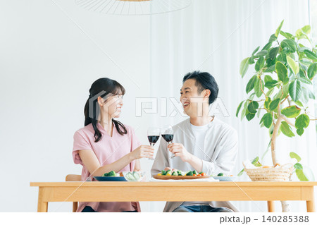 昼飲み 家飲み お酒を飲んでいる男女 昼飲み 家飲み お酒を飲んでいる男女 140285388