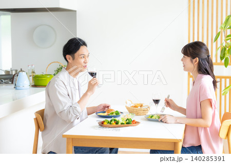 昼飲み　家飲み　お酒を飲んでいる男女 140285391