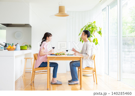 昼飲み 家飲み お酒を飲んでいる男女 昼飲み 家飲み お酒を飲んでいる男女 140285460