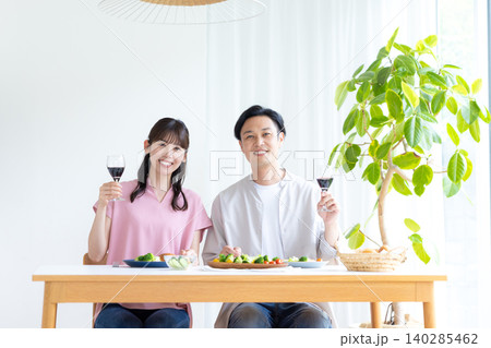 昼飲み　家飲み　お酒を飲んでいる男女 140285462