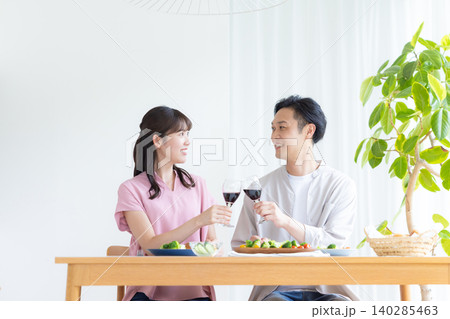 昼飲み　家飲み　お酒を飲んでいる男女 140285463