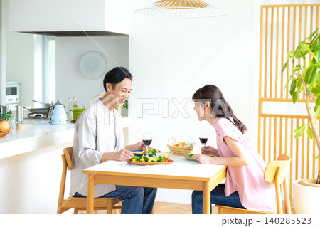 昼飲み 家飲み お酒を飲んでいる男女 昼飲み 家飲み お酒を飲んでいる男女 140285523