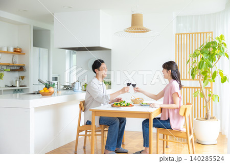昼飲み 家飲み お酒を飲んでいる男女 昼飲み 家飲み お酒を飲んでいる男女 140285524