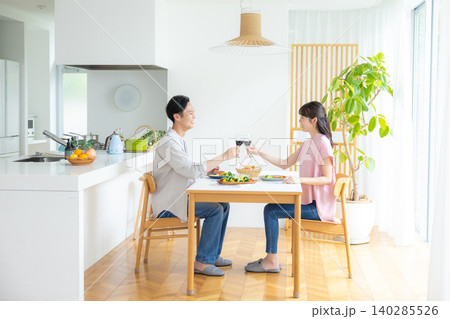 昼飲み 家飲み お酒を飲んでいる男女 昼飲み 家飲み お酒を飲んでいる男女 140285526