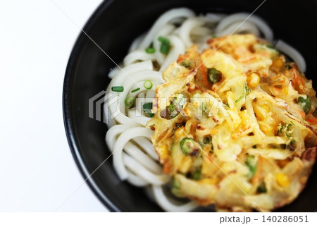 枝豆やにんじんなどの野菜かき揚げうどん 枝豆やにんじんなどの野菜かき揚げうどん 140286051